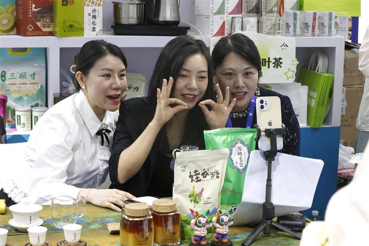 追光棋牌官网